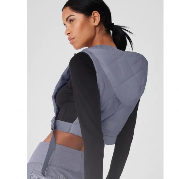 Alo Cropped Snowrider Sleeveless Puffer top - Picture 2 of 5